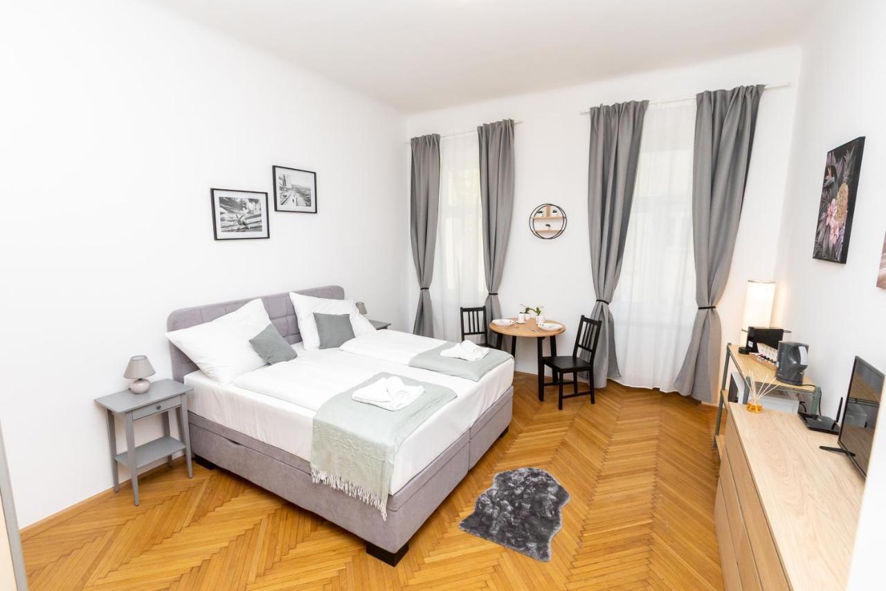 The Place, In The 7th District Of Apartament