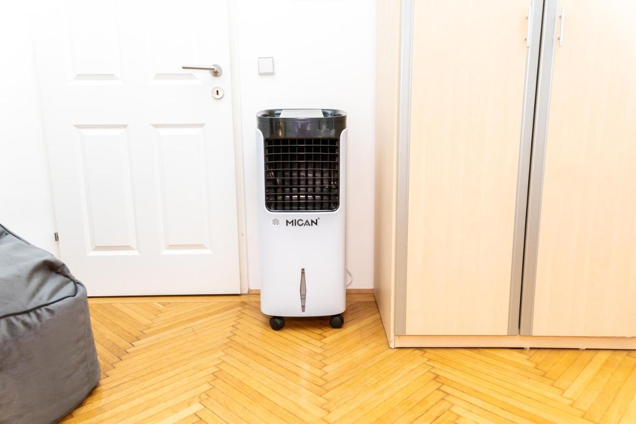 The Place, In The 7th District Of Apartament *