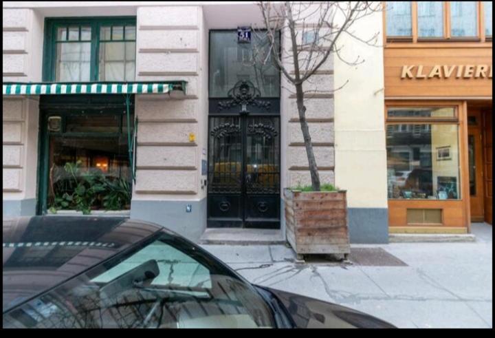 The Place, In The 7th District Of Apartament Viena